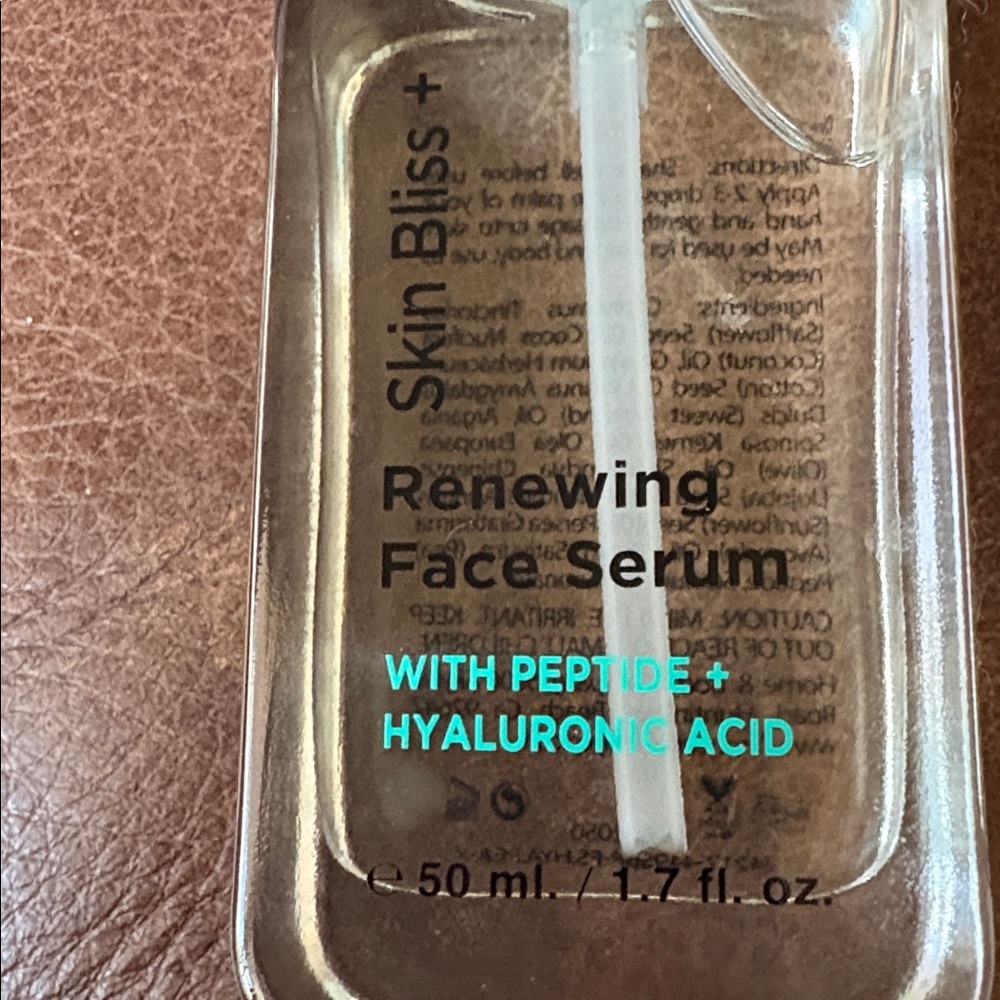 Renewing Face Serum‎ with Peptide & Hyaluronic Acid — Clear - Picture 2 of 4